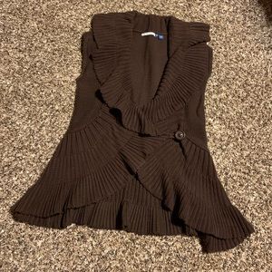 Brown sweater vest with ruffle